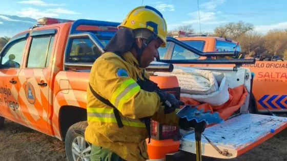 Brigadistas y Bomberos Voluntarios trabajan para contener un incendio forestal en Cafayate