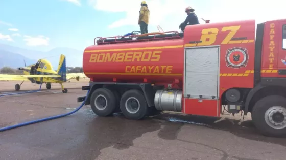 Con medios aéreos reforzaron las tareas para el control de un incendio forestal