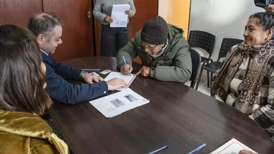 Firma de escrituras para la regularización dominial de terrenos en Capital