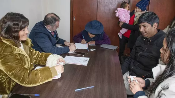Firma de escrituras para la regularización dominial de terrenos en Capital