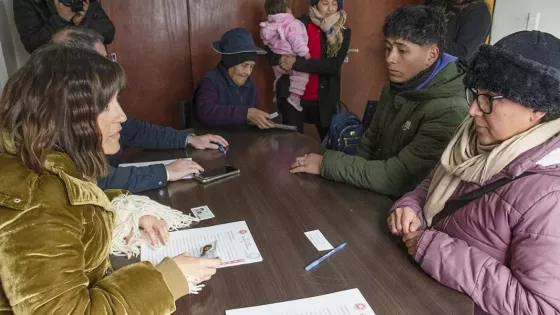 Firma de escrituras para la regularización dominial de terrenos en Capital