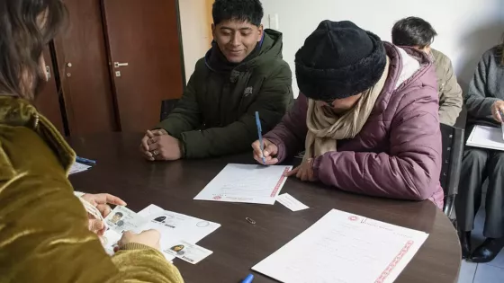 Firma de escrituras para la regularización dominial de terrenos en Capital