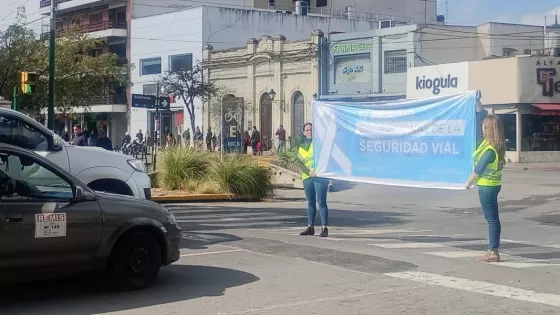 Concientizaron a peatones sobre la importancia vial del cruce seguro por las esquinas