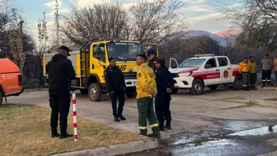 Intenso trabajo de equipos de combate de incendios en Cafayate