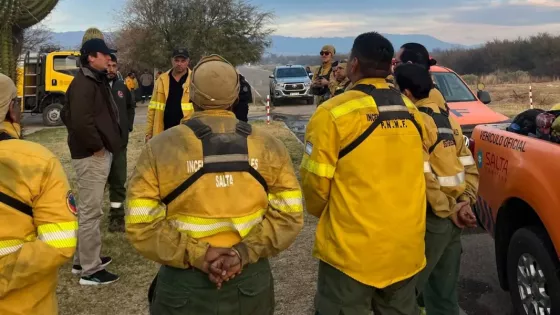 Intenso trabajo de equipos de combate de incendios en Cafayate