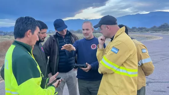 Intenso trabajo de equipos de combate de incendios en Cafayate