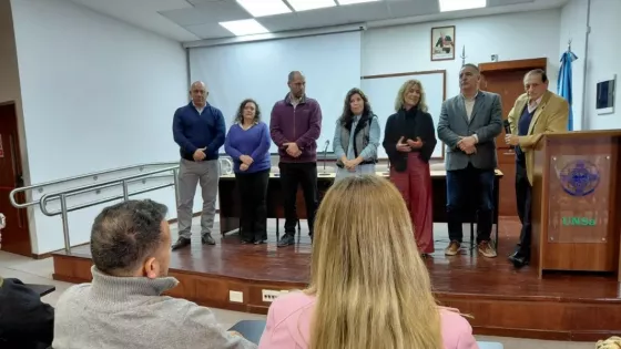 Empleados públicos recibieron certificados tras completar el curso “Laboratorio en IA”