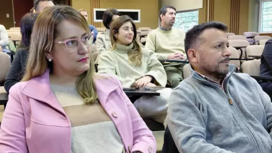 Empleados públicos recibieron certificados tras completar el curso “Laboratorio en IA”