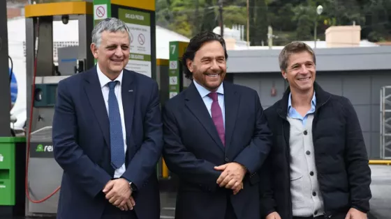 El gobernador Sáenz y el CEO de YPF inauguraron en Salta la primera RefiPlus del país