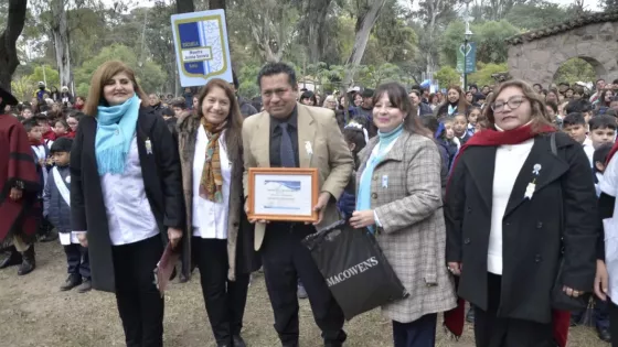 Más de 600 estudiantes prometieron lealtad a la Bandera Nacional en el Parque San Martín