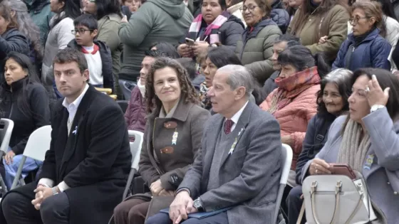 Más de 600 estudiantes prometieron lealtad a la Bandera Nacional en el Parque San Martín