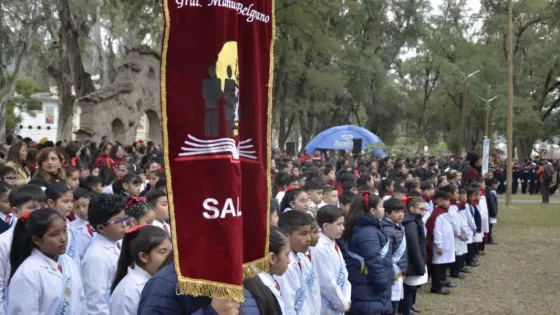 Más de 600 estudiantes prometieron lealtad a la Bandera Nacional en el Parque San Martín