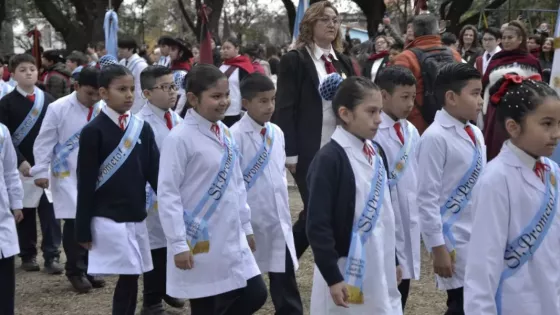 Más de 600 estudiantes prometieron lealtad a la Bandera Nacional en el Parque San Martín