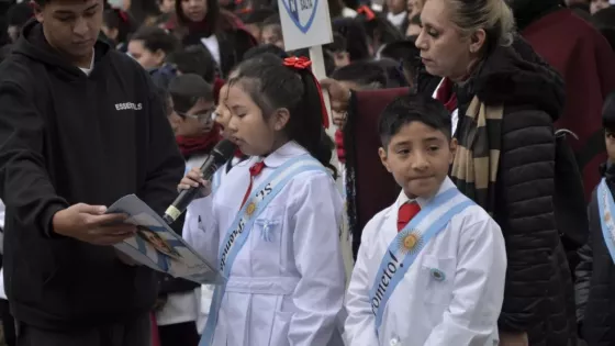 Más de 600 estudiantes prometieron lealtad a la Bandera Nacional en el Parque San Martín