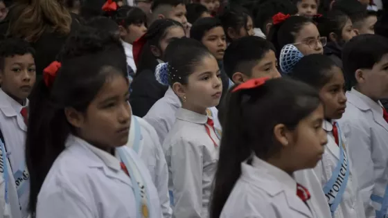 Más de 600 estudiantes prometieron lealtad a la Bandera Nacional en el Parque San Martín