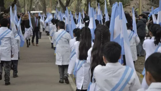 Más de 600 estudiantes prometieron lealtad a la Bandera Nacional en el Parque San Martín