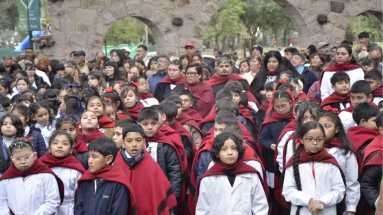 Más de 600 estudiantes prometieron lealtad a la Bandera Nacional en el Parque San Martín