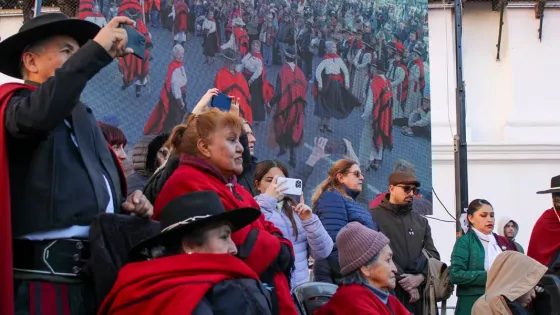 Más de 300 personas homenajearon al General Güemes en Plaza de Mayo