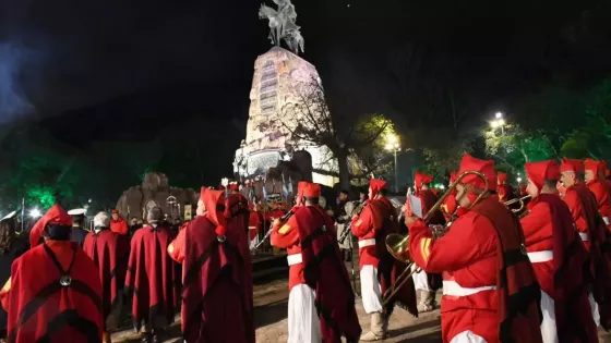 Salta honró a Güemes en la tradicional Guardia bajo las Estrellas encabezada por Sáenz