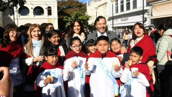 En el Día de la Bandera, Sáenz tomó la promesa de fidelidad a más de 600 alumnos de 4° grado