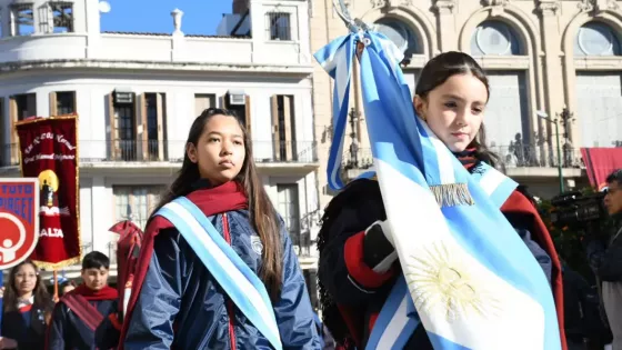 En el Día de la Bandera, Sáenz tomó la promesa de fidelidad a más de 600 alumnos de 4° grado