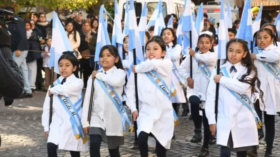 En el Día de la Bandera, Sáenz tomó la promesa de fidelidad a más de 600 alumnos de 4° grado
