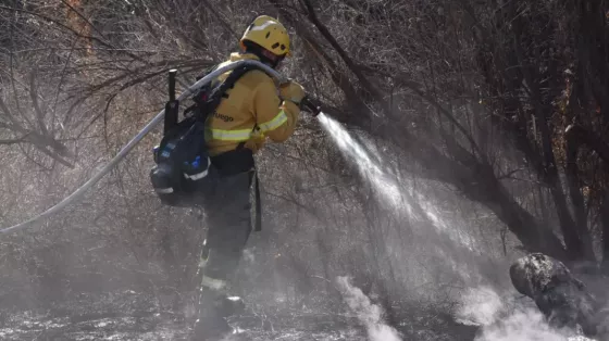 Los equipos de combate contra incendios forestales continúan trabajando en Cafayate