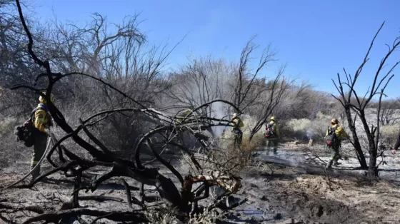 Los equipos de combate contra incendios forestales continúan trabajando en Cafayate
