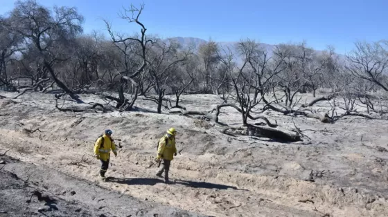 Los equipos de combate contra incendios forestales continúan trabajando en Cafayate