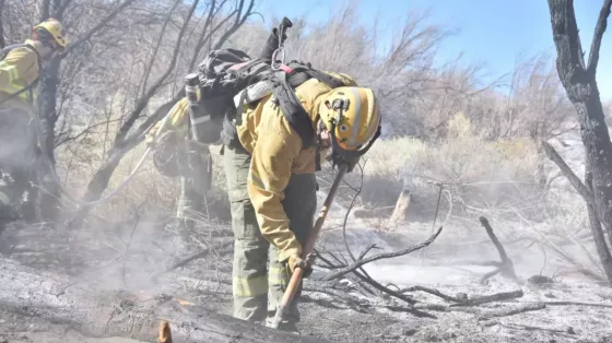 Los equipos de combate contra incendios forestales continúan trabajando en Cafayate