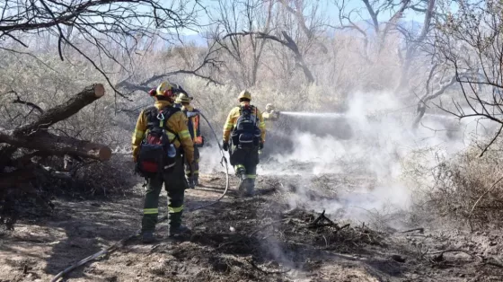 Los equipos de combate contra incendios forestales continúan trabajando en Cafayate