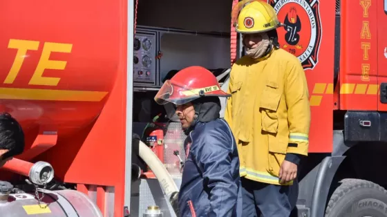Los equipos de combate contra incendios forestales continúan trabajando en Cafayate