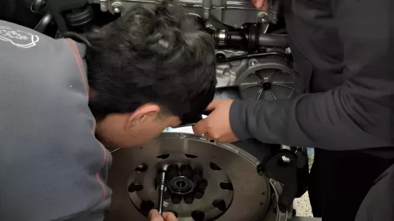 Estudiantes del Instituto de Educación Superior UFIDET se capacitan en la planta de SCANIA Argentina