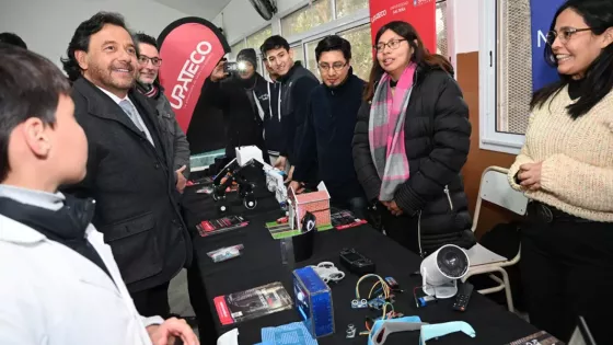 El gobernador Sáenz acompañó a más de 300 alumnos primarios de La Caldera y Vaqueros en la Muestra de Robótica