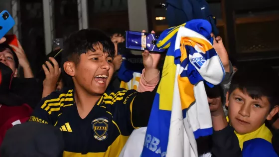Boca hace temblar Salta: masiva y eufórica bienvenida de los hinchas a los Xeneixes