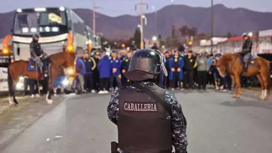 Operativo de seguridad durante el partido Boca Juniors versus Atlético Paranaense en el estadio Martearena.