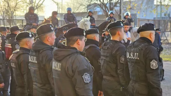 Operativo de seguridad durante el partido Boca Juniors versus Atlético Paranaense en el estadio Martearena.