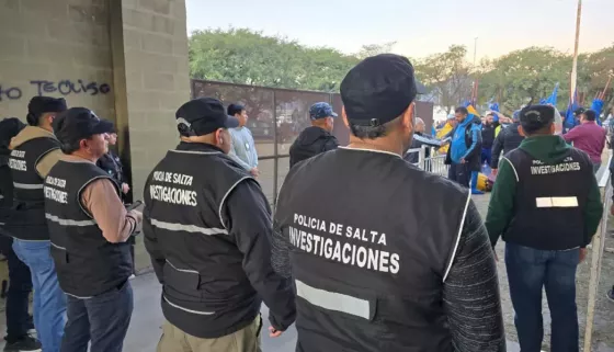 Operativo de seguridad durante el partido Boca Juniors versus Atlético Paranaense en el estadio Martearena.