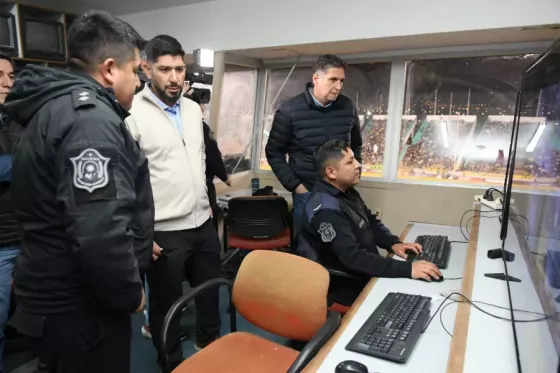 Operativo de seguridad durante el partido Boca Juniors versus Atlético Paranaense en el estadio Martearena.