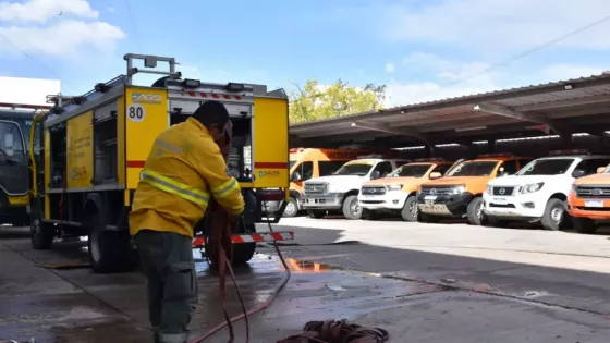 Sáenz supervisó la asistencia integral de la Provincia a las familias afectadas por los incendios en barrio El Refugio