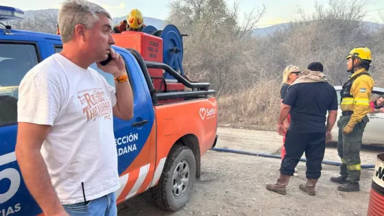 Cuadrillas trabajan en la sofocación de nuevos incendios de pastizales activados por el viento Zonda