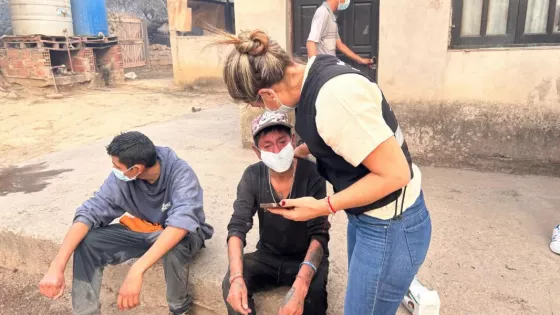 Cuadrillas trabajan en la sofocación de nuevos incendios de pastizales activados por el viento Zonda