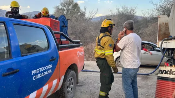 Cuadrillas trabajan en la sofocación de nuevos incendios de pastizales activados por el viento Zonda
