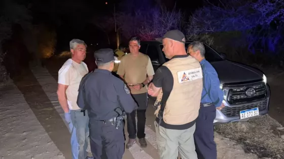 Cuadrillas trabajan en la sofocación de nuevos incendios de pastizales activados por el viento Zonda
