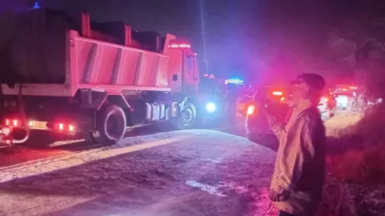 Cuadrillas trabajan en la sofocación de nuevos incendios de pastizales activados por el viento Zonda