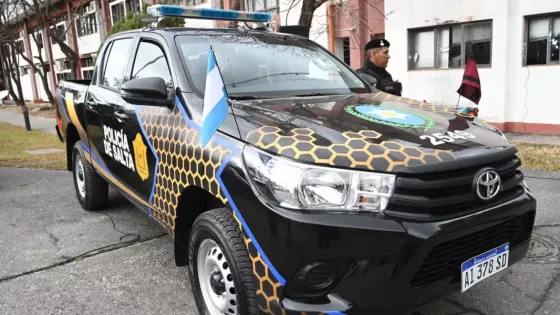 Sáenz entregó 10 nuevos móviles policiales y ya renovó el 60% del parque automotor de la Fuerza