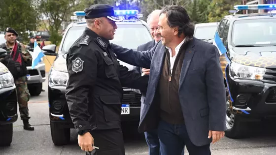 Sáenz entregó 10 nuevos móviles policiales y ya renovó el 60% del parque automotor de la Fuerza