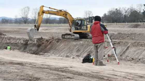 Comenzó la construcción del canal pluvial de la Autopista del Valle de Lerma: Sáenz supervisó las obras