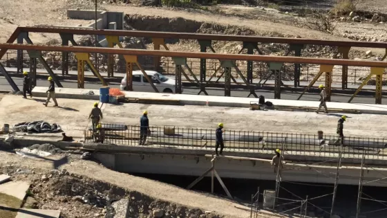 Puentes sobre el río Vaqueros y Circunvalación: Sáenz supervisó la obra que avanza con asistencia financiera provincial