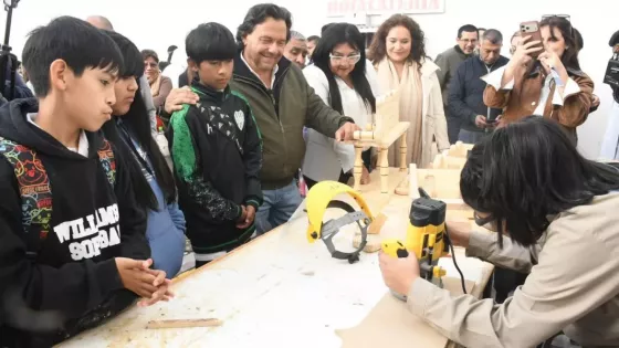 Sáenz en la Expo Cafayate: “Seguimos generando oportunidades para que los jóvenes estudien, se capaciten y construyan su futuro en Salta”